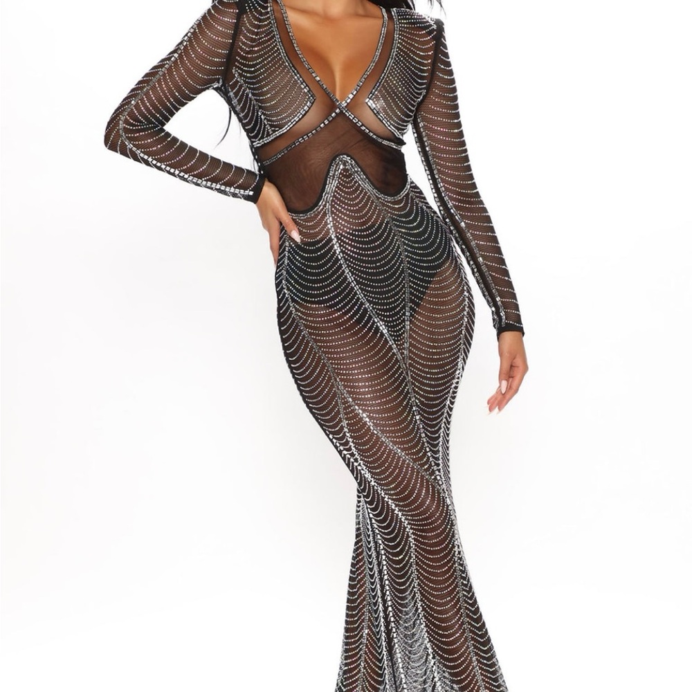 That dress is size XS black color. Is new and original.